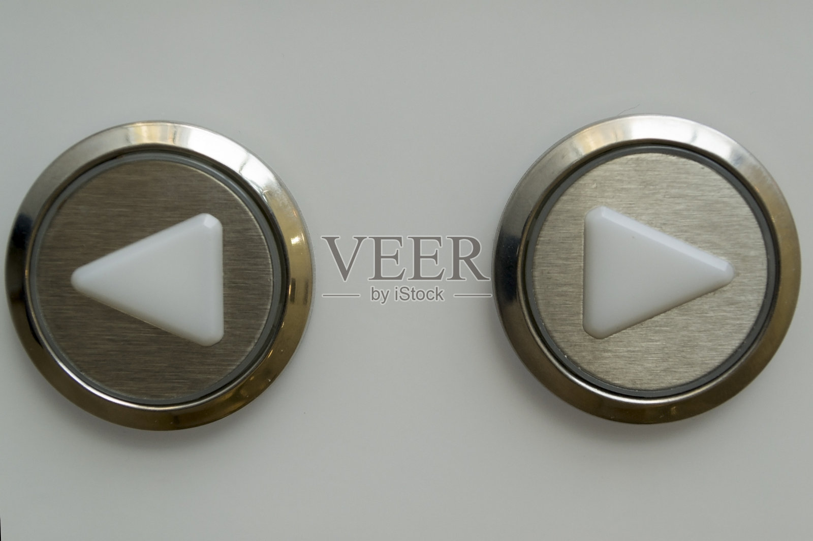 灯光墙上的灰色电梯按钮照片摄影图片