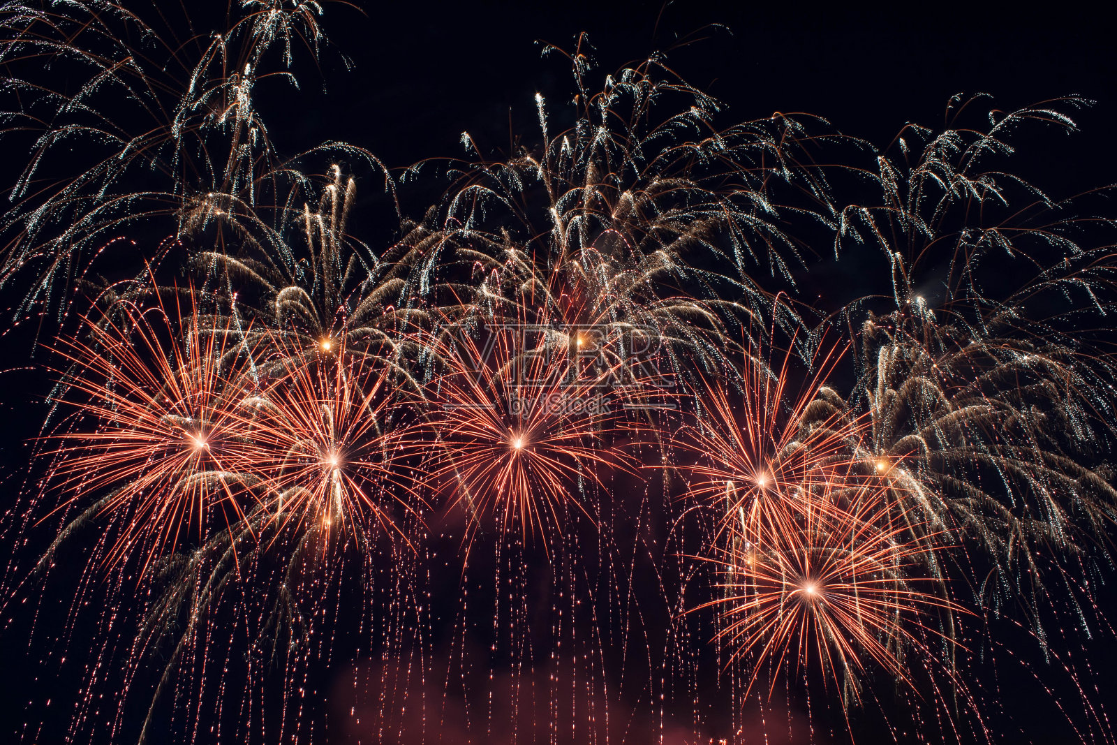 五颜六色的烟花在黑暗的天空照片摄影图片