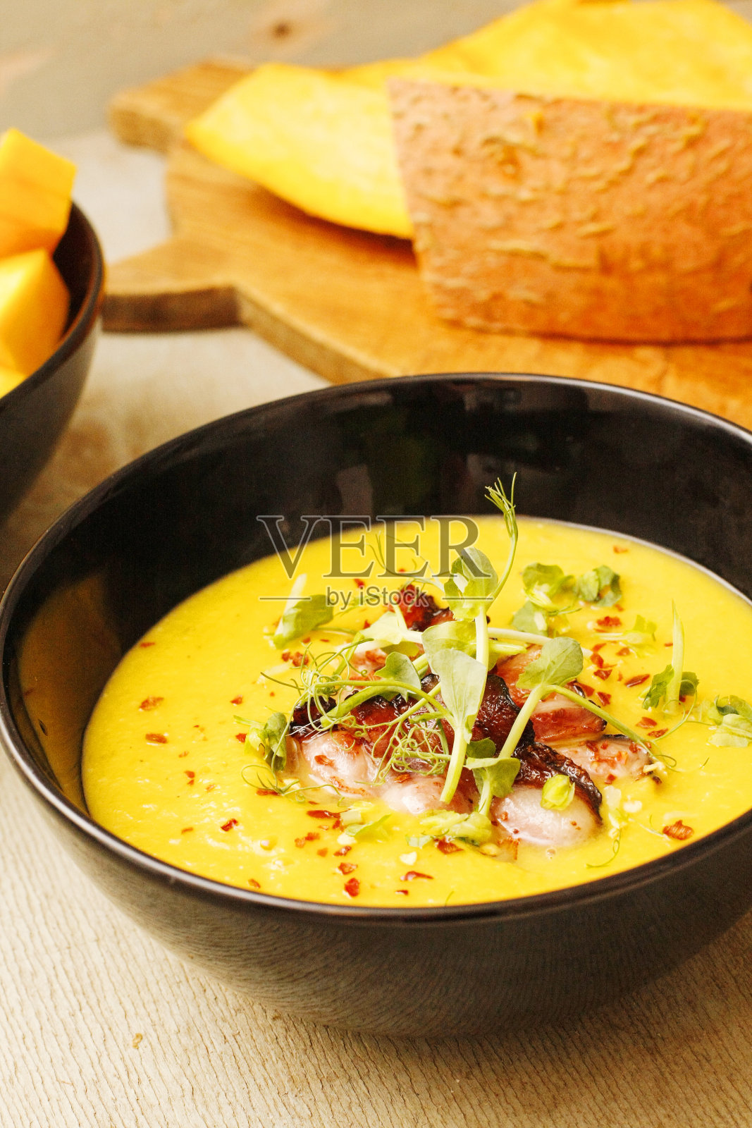 南瓜扁豆汤配脆培根照片摄影图片