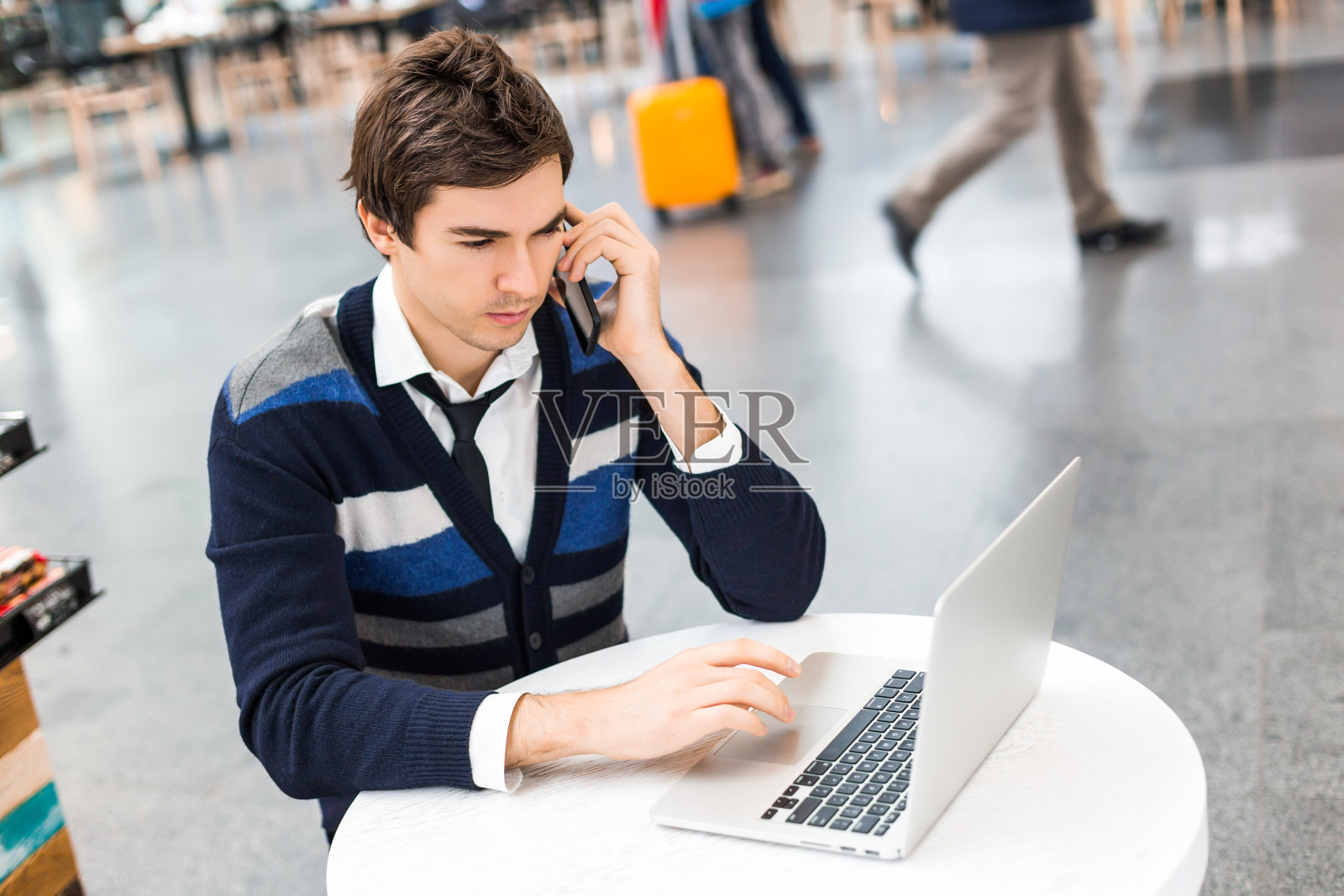 商人用智能手机和笔记本电脑聊天照片摄影图片