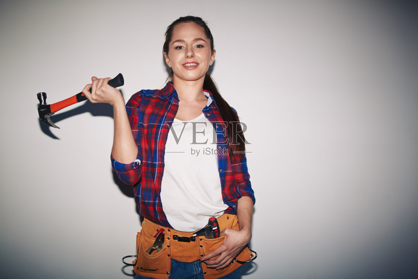 锤的女孩照片摄影图片