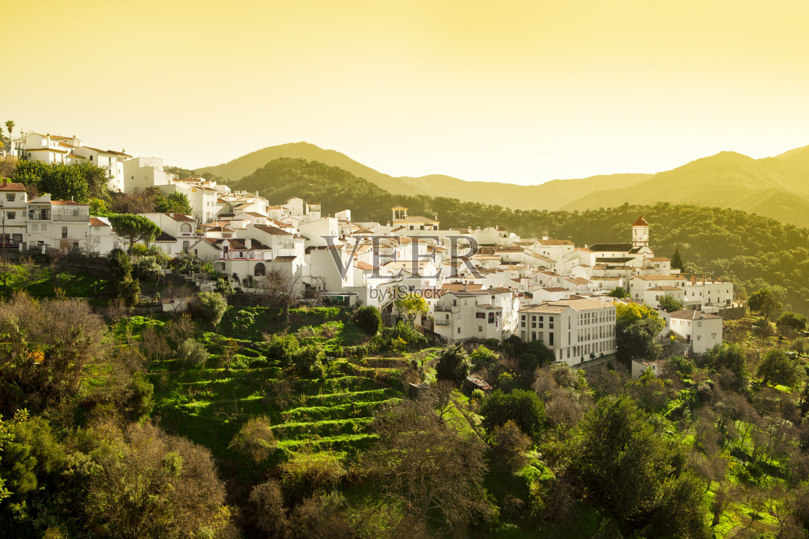 西班牙Genalguacil的白色村庄照片摄影图片