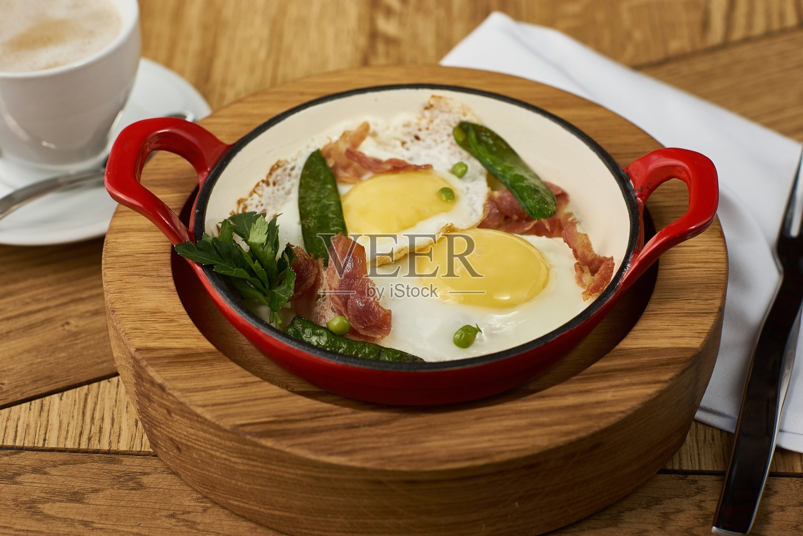 餐馆里的培根和鸡蛋照片摄影图片