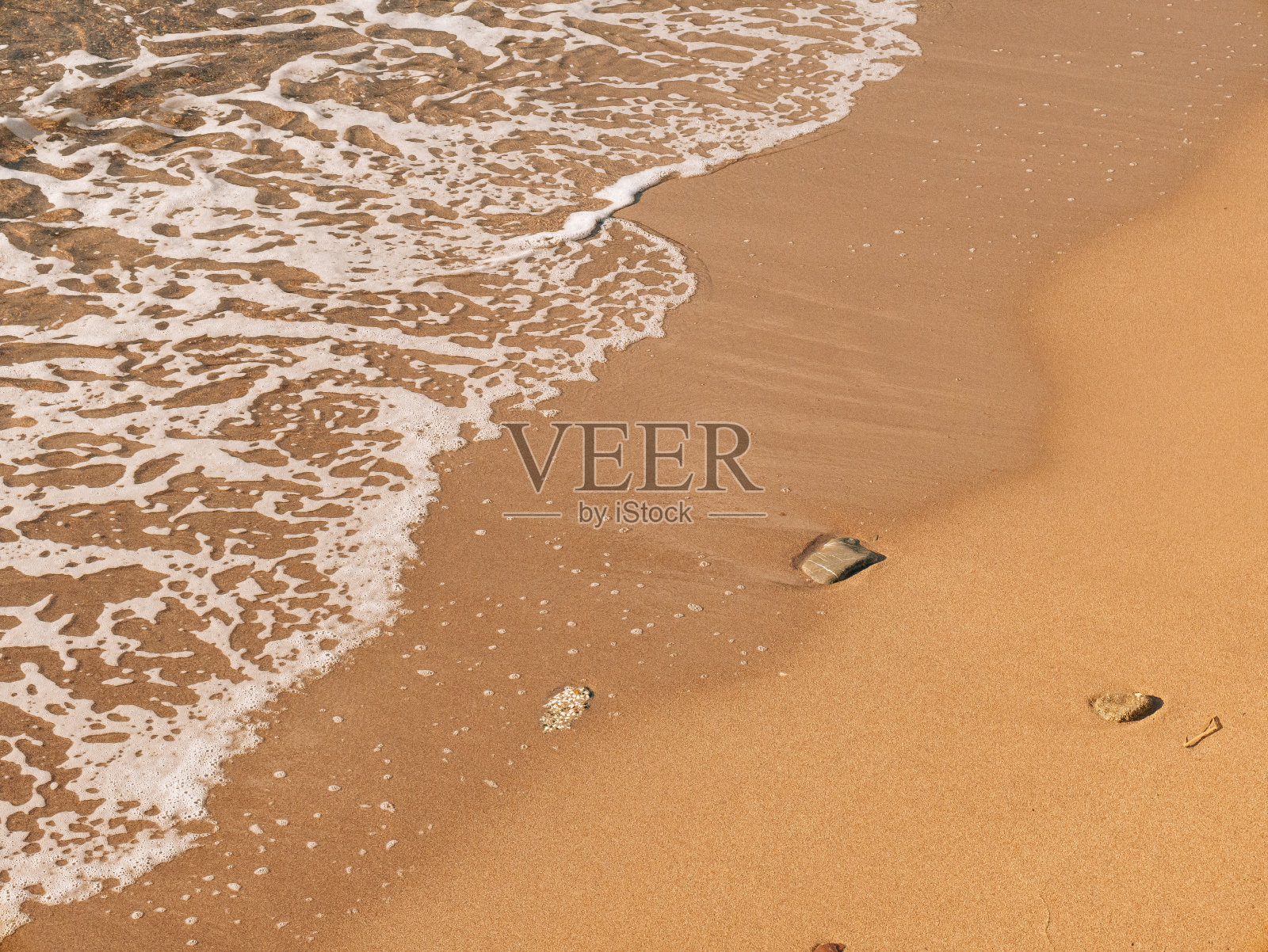 沙滩和海浪，特写。沙子和水的质地。皮克特人照片摄影图片