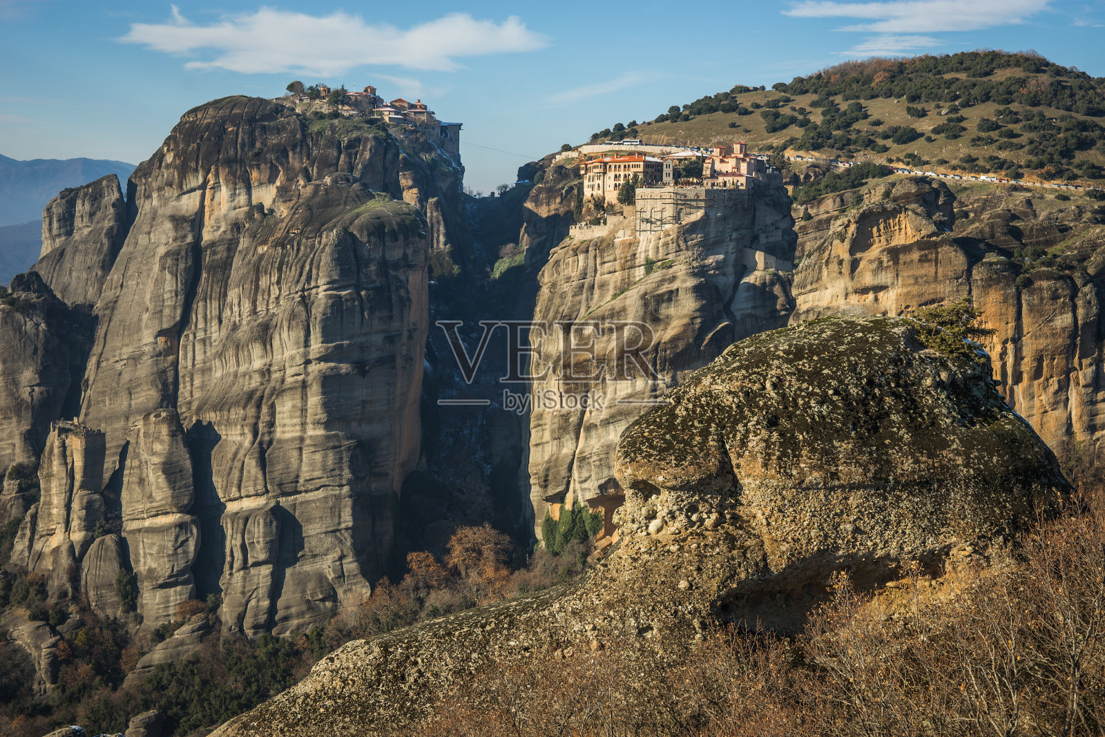 冬季希腊迈特拉的山脉和修道院照片摄影图片