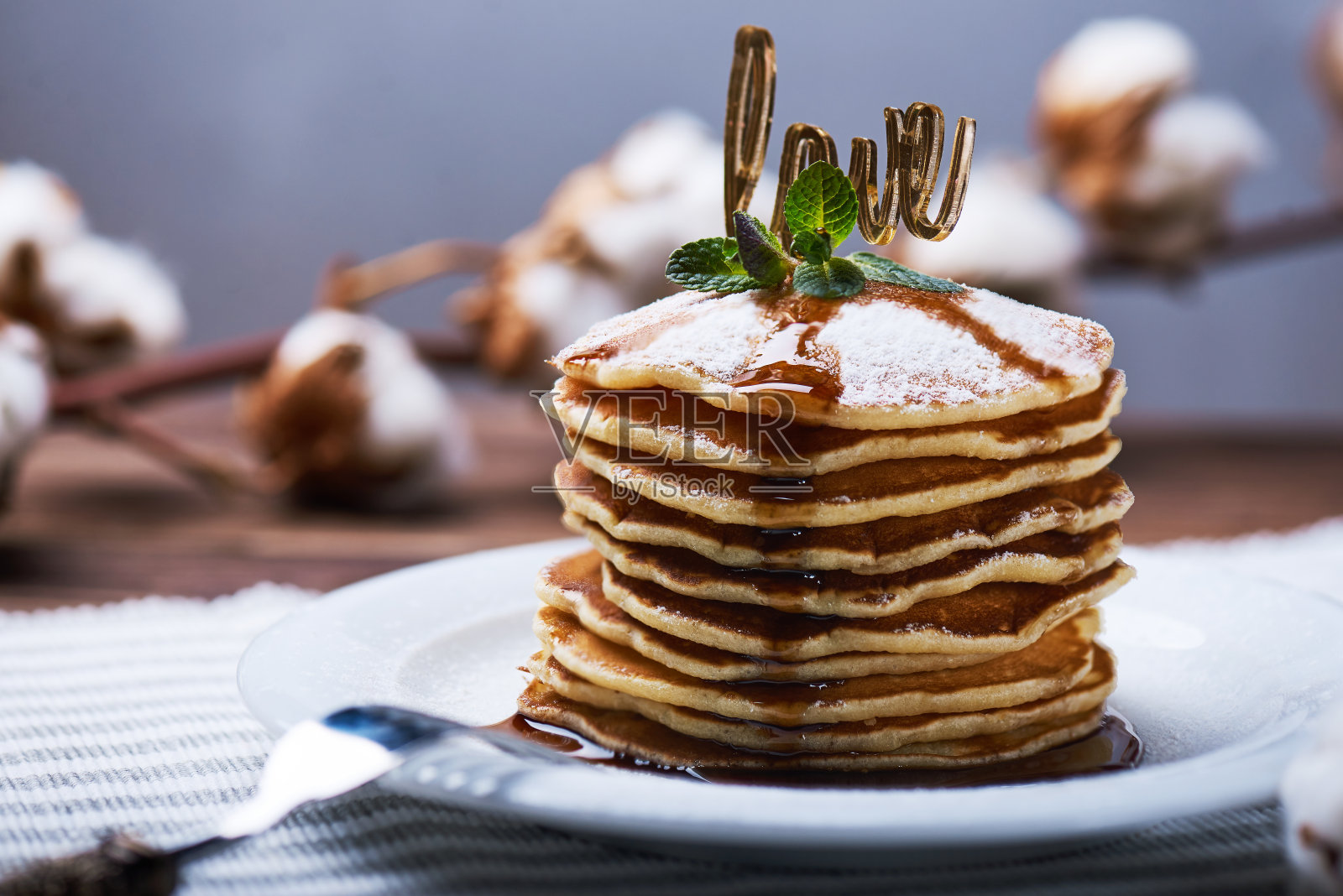 美式薄煎饼配薄荷照片摄影图片