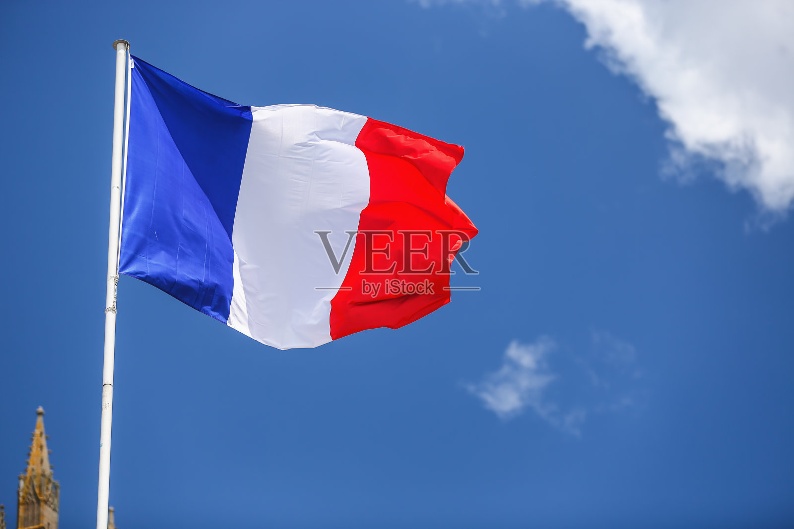 蓝天下的法国国旗。照片摄影图片