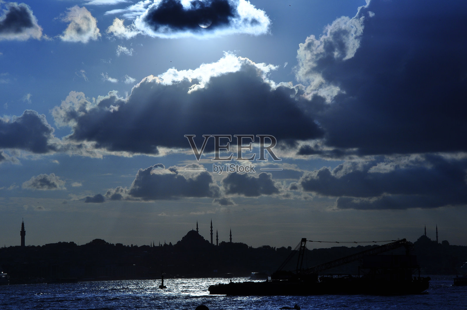 伊斯坦布尔是土耳其的首都，东部旅游城市。照片摄影图片