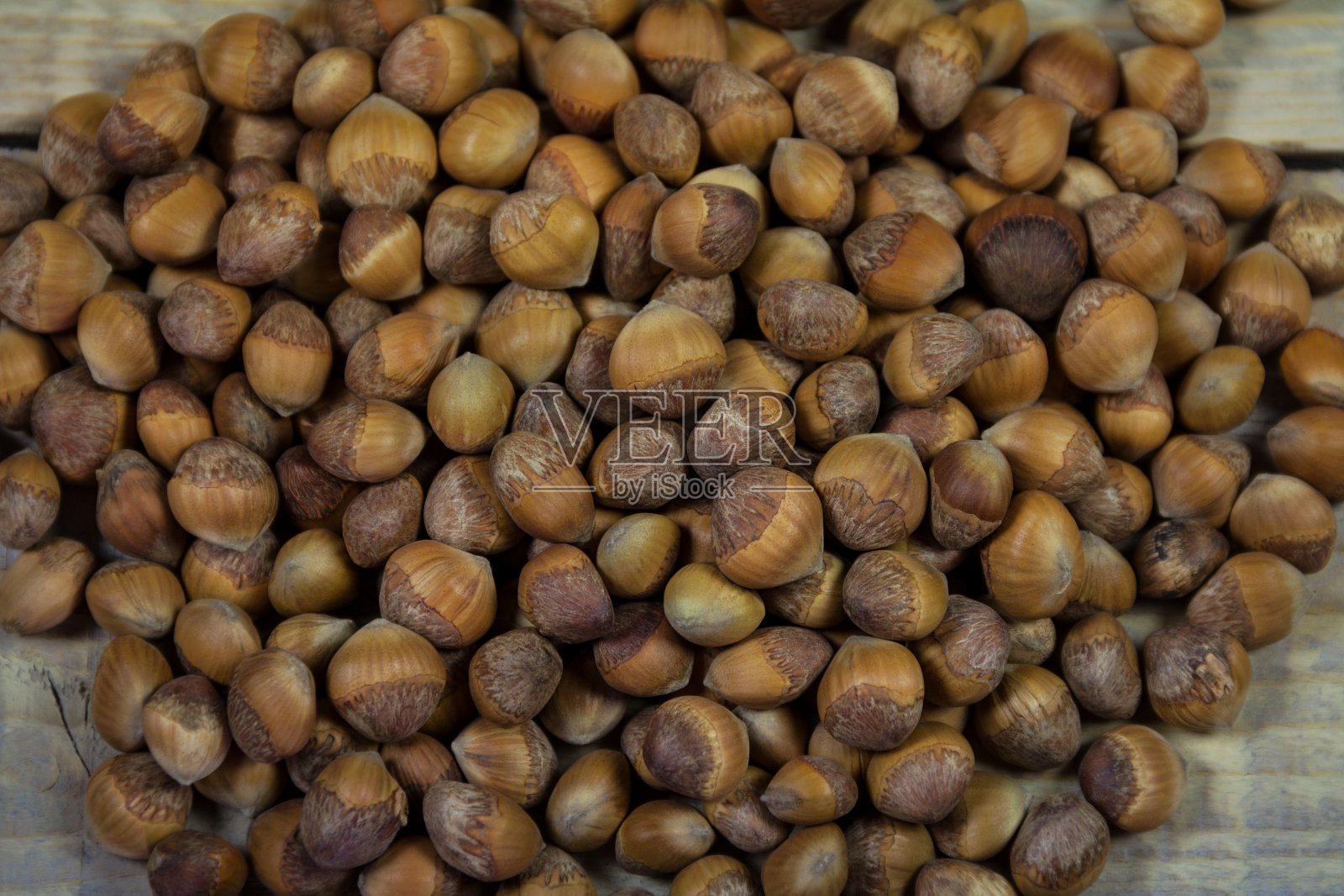 在木背景上群榛子壳照片摄影图片