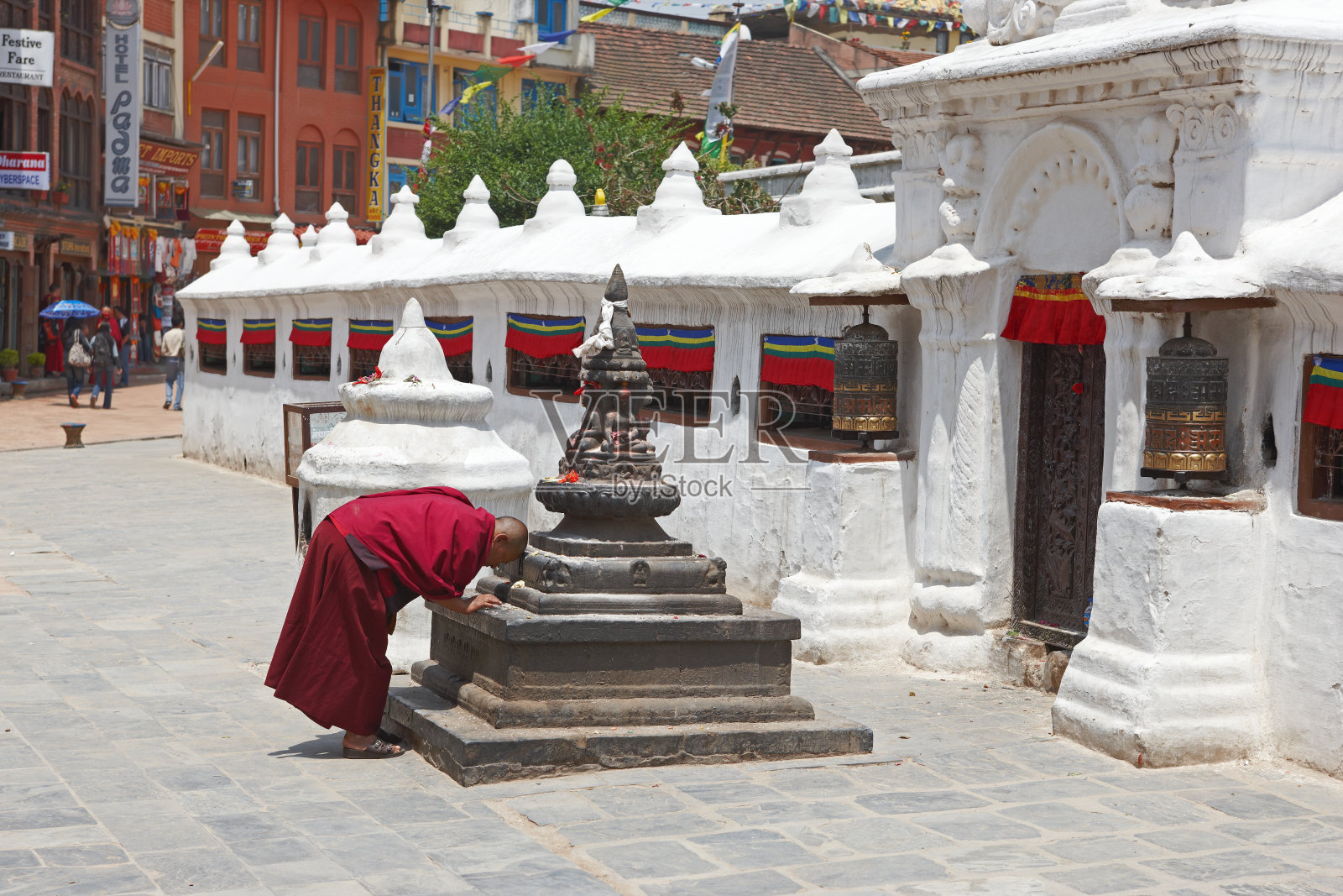 社论:一名僧侣在祈祷(尼泊尔加德满都)照片摄影图片