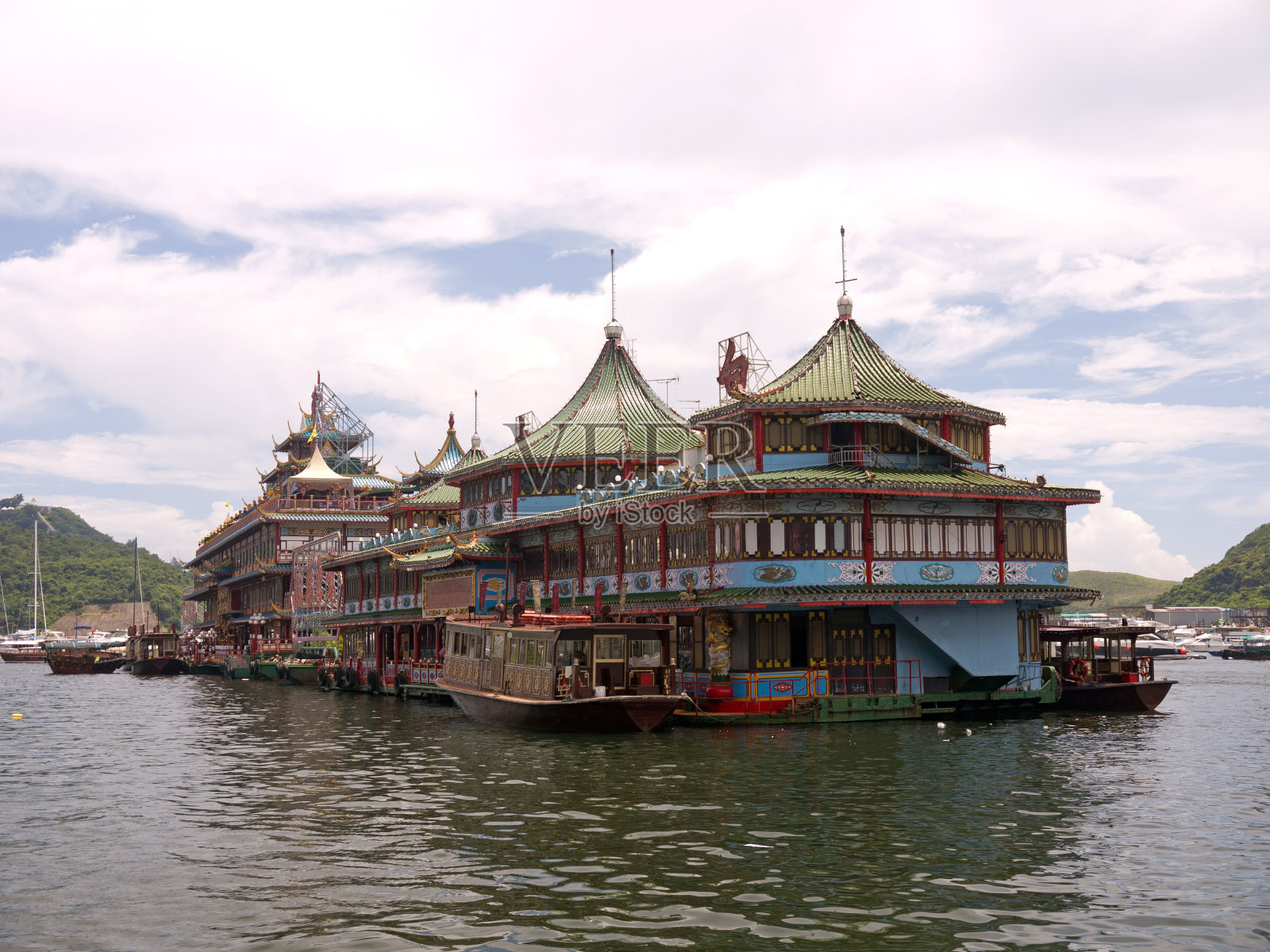 香港仔港的一艘水上餐厅船照片摄影图片