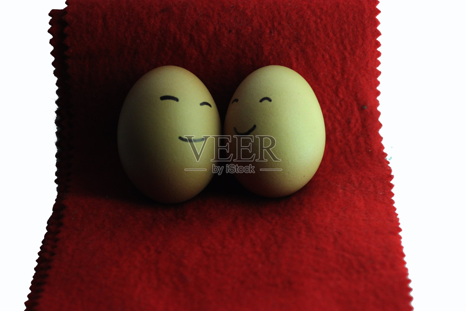 白色背景下的鸡蛋照片摄影图片