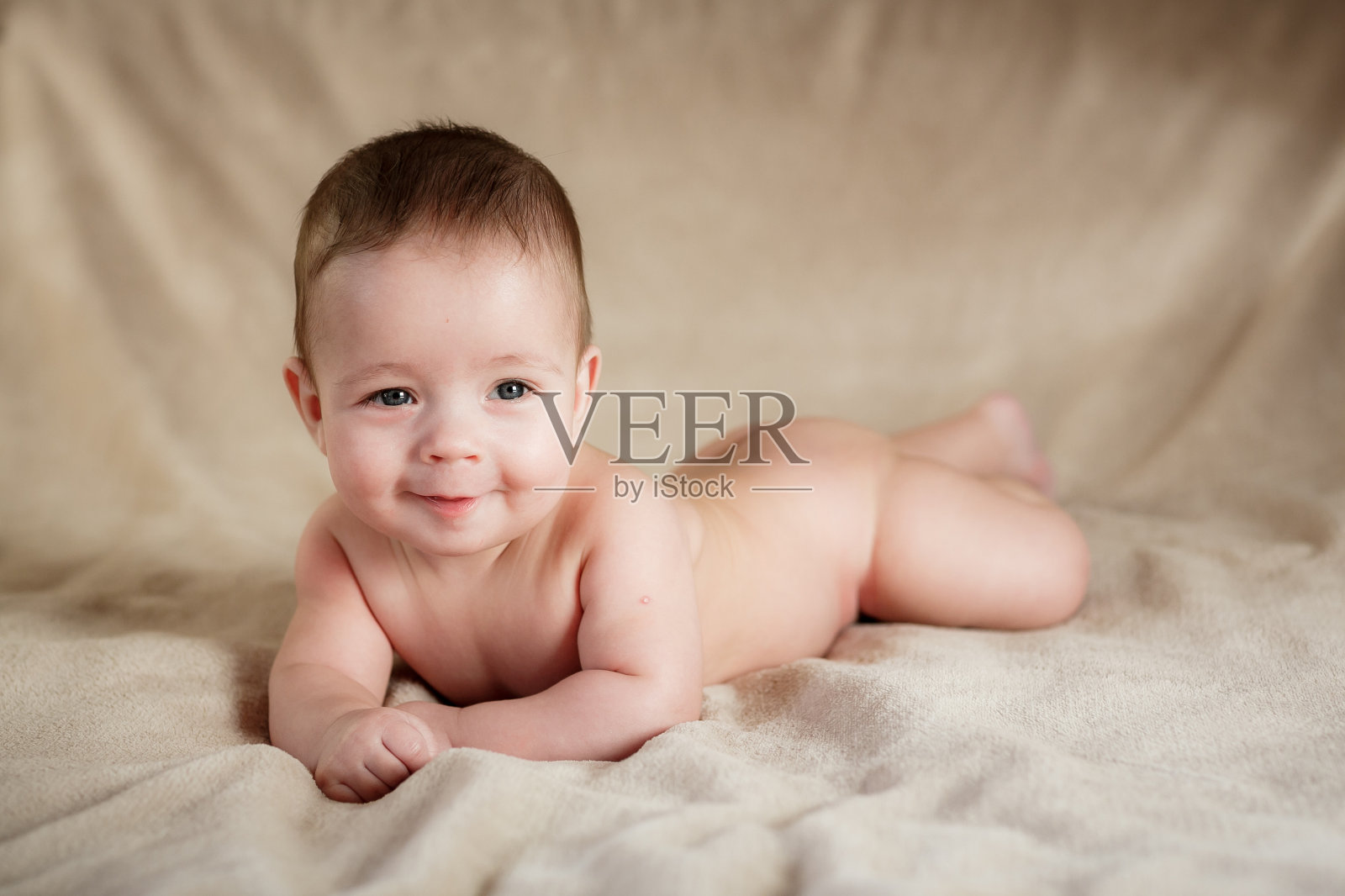 新生婴儿的肖像躺在毯子上照片摄影图片