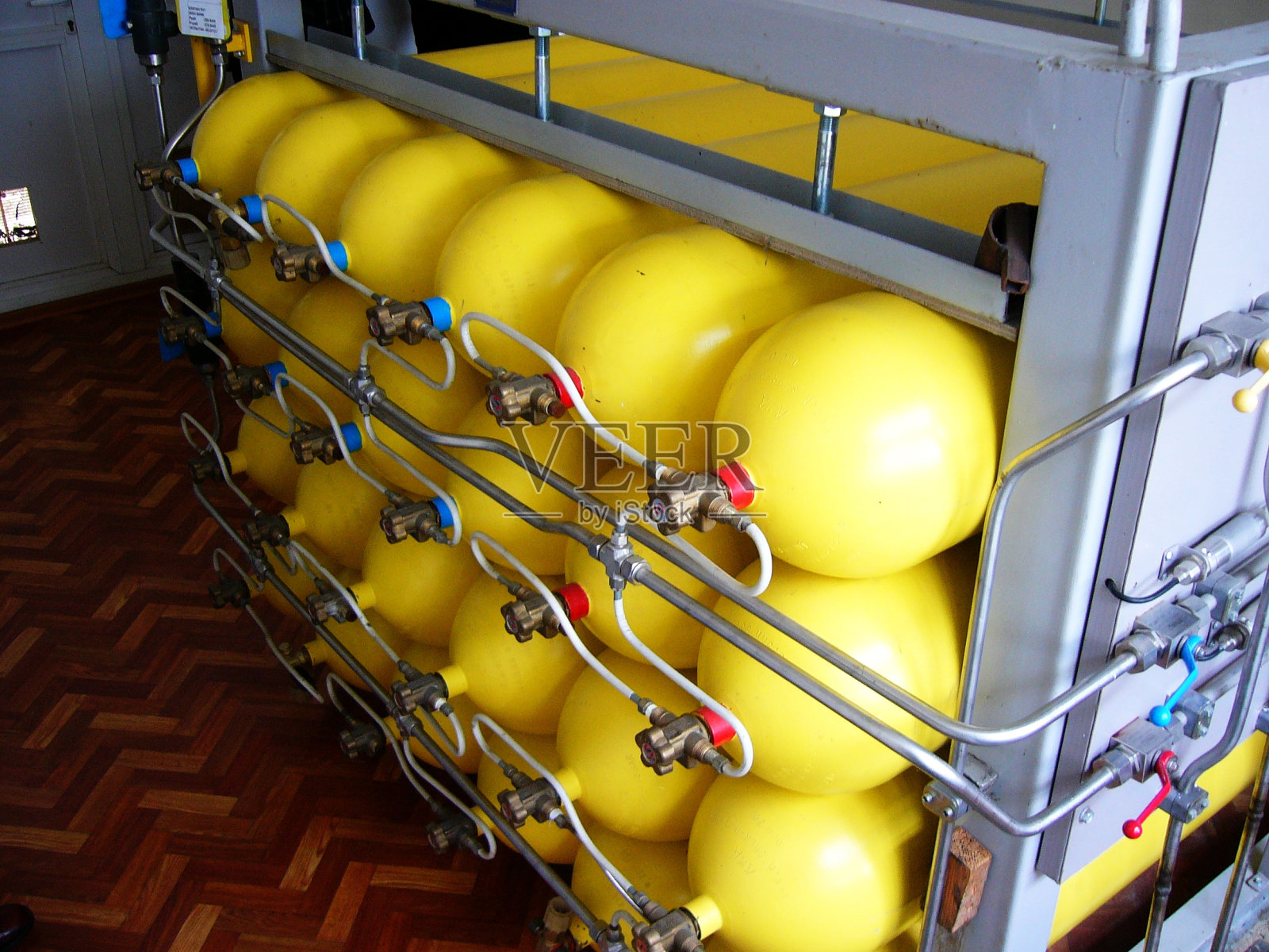 黄色的压缩天然气钢瓶照片摄影图片