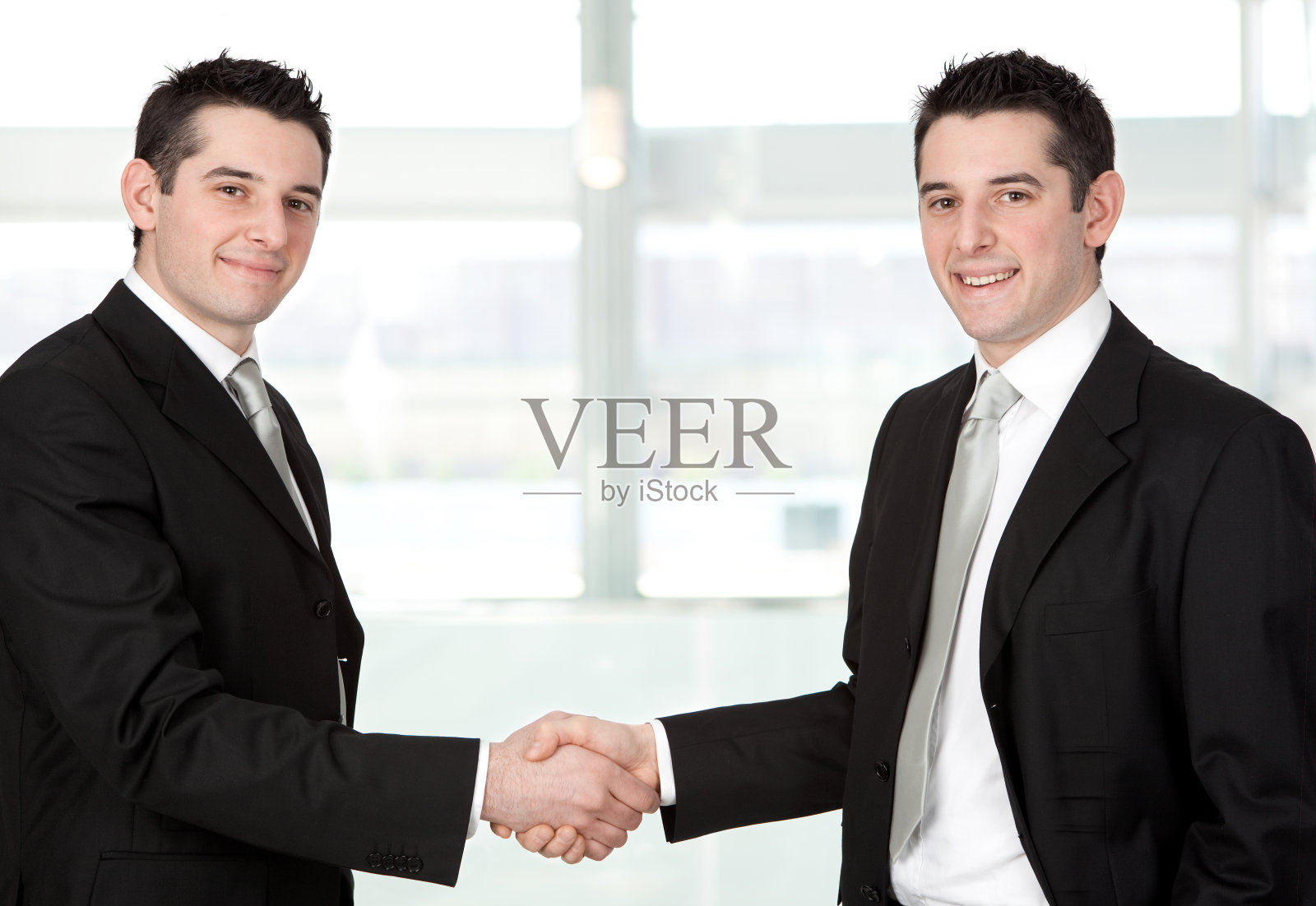 漂亮的商人与自己握手照片摄影图片