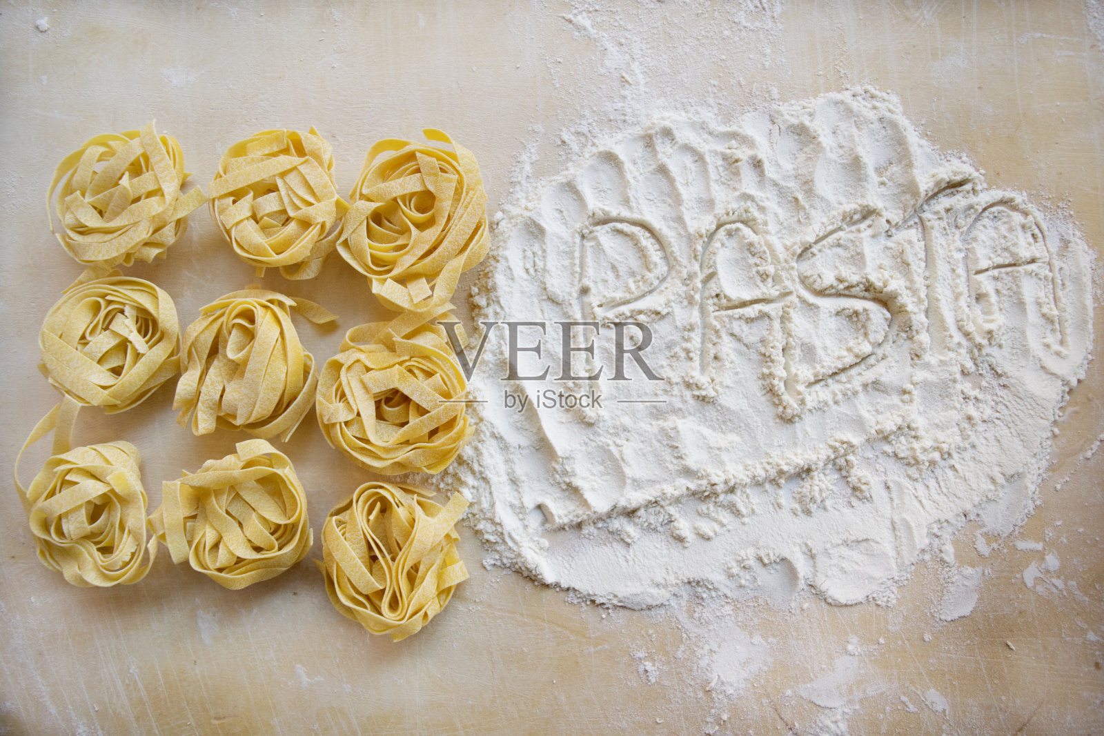 写在面粉上的意大利面照片摄影图片
