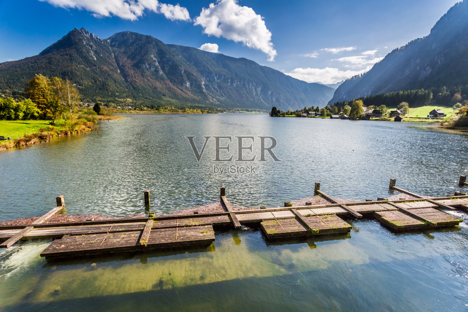 山湖在秋季季节照片摄影图片