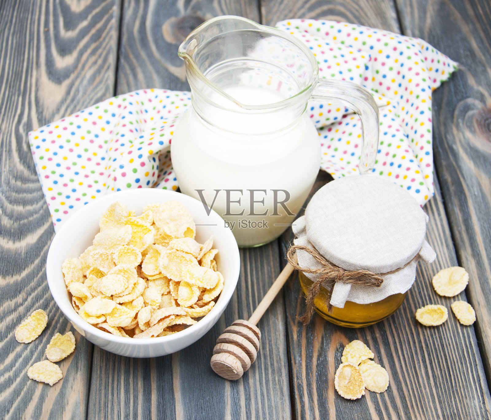 牛奶和蜂蜜的什锦麦片照片摄影图片