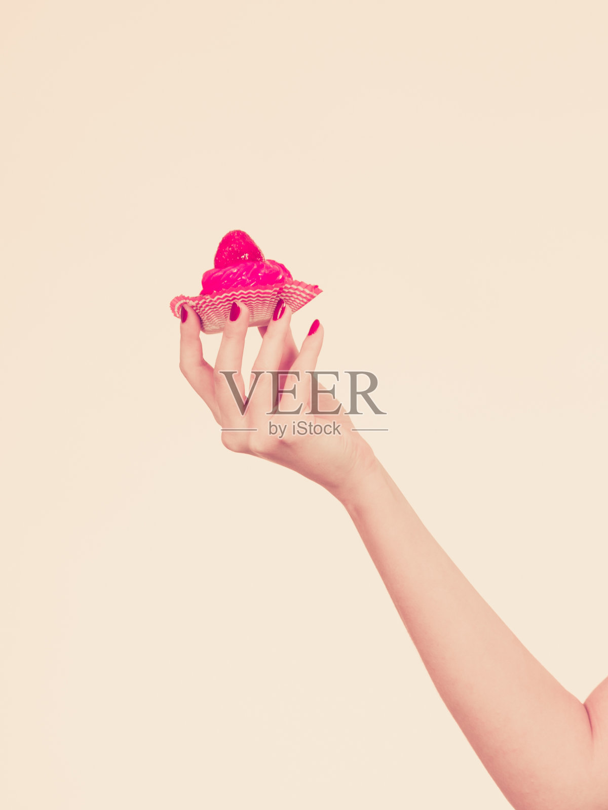 女人拿着香甜可口的纸杯蛋糕照片摄影图片