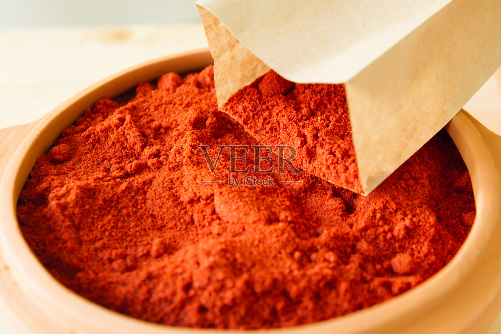 陶碗里的红辣椒照片摄影图片