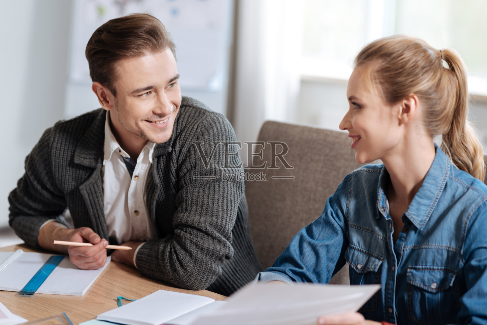 同事间互相看着对方照片摄影图片