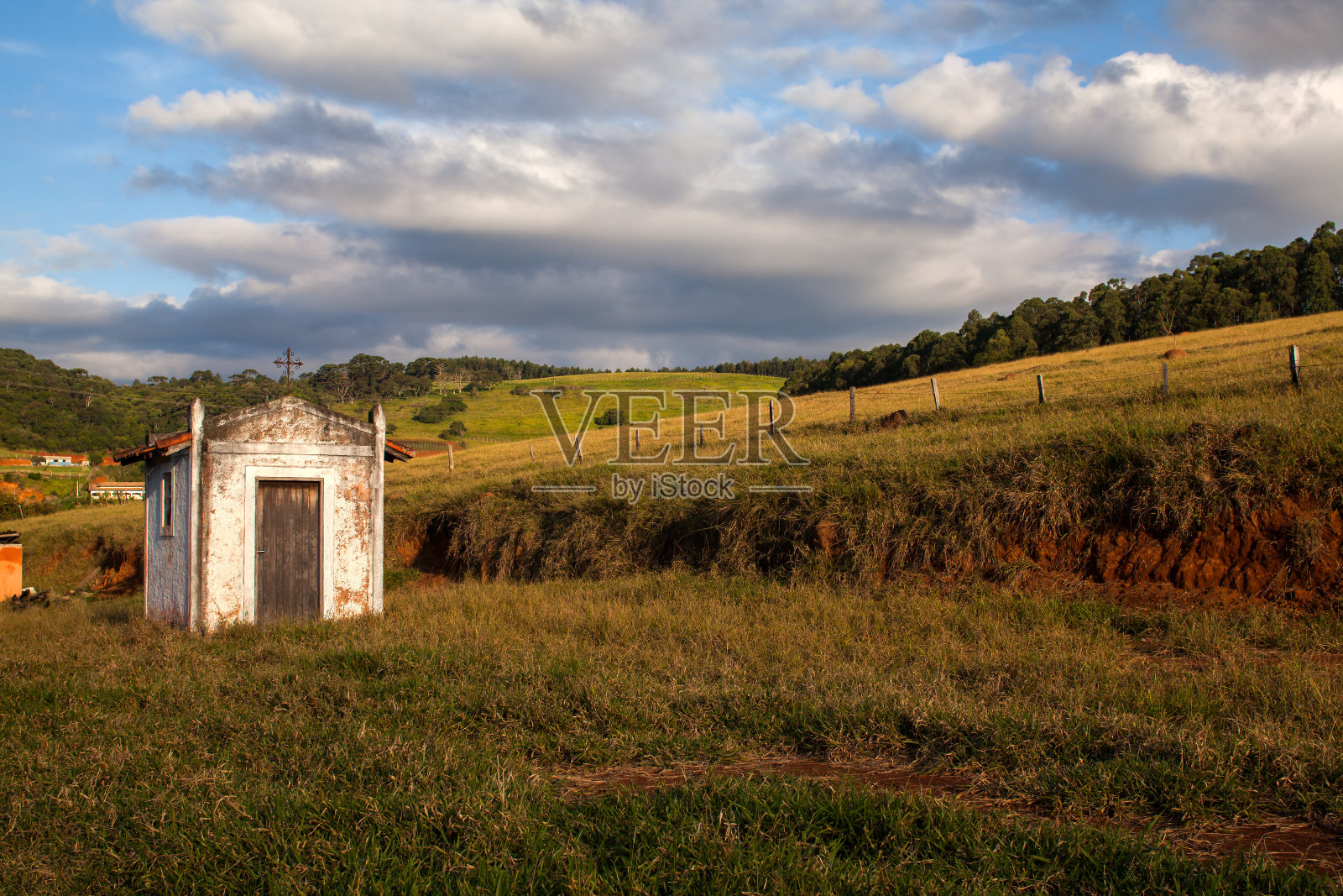 在蓝天下乡间的白色小教堂照片摄影图片