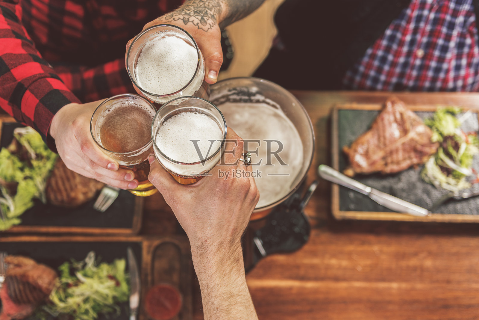 聚焦三杯冷啤酒照片摄影图片