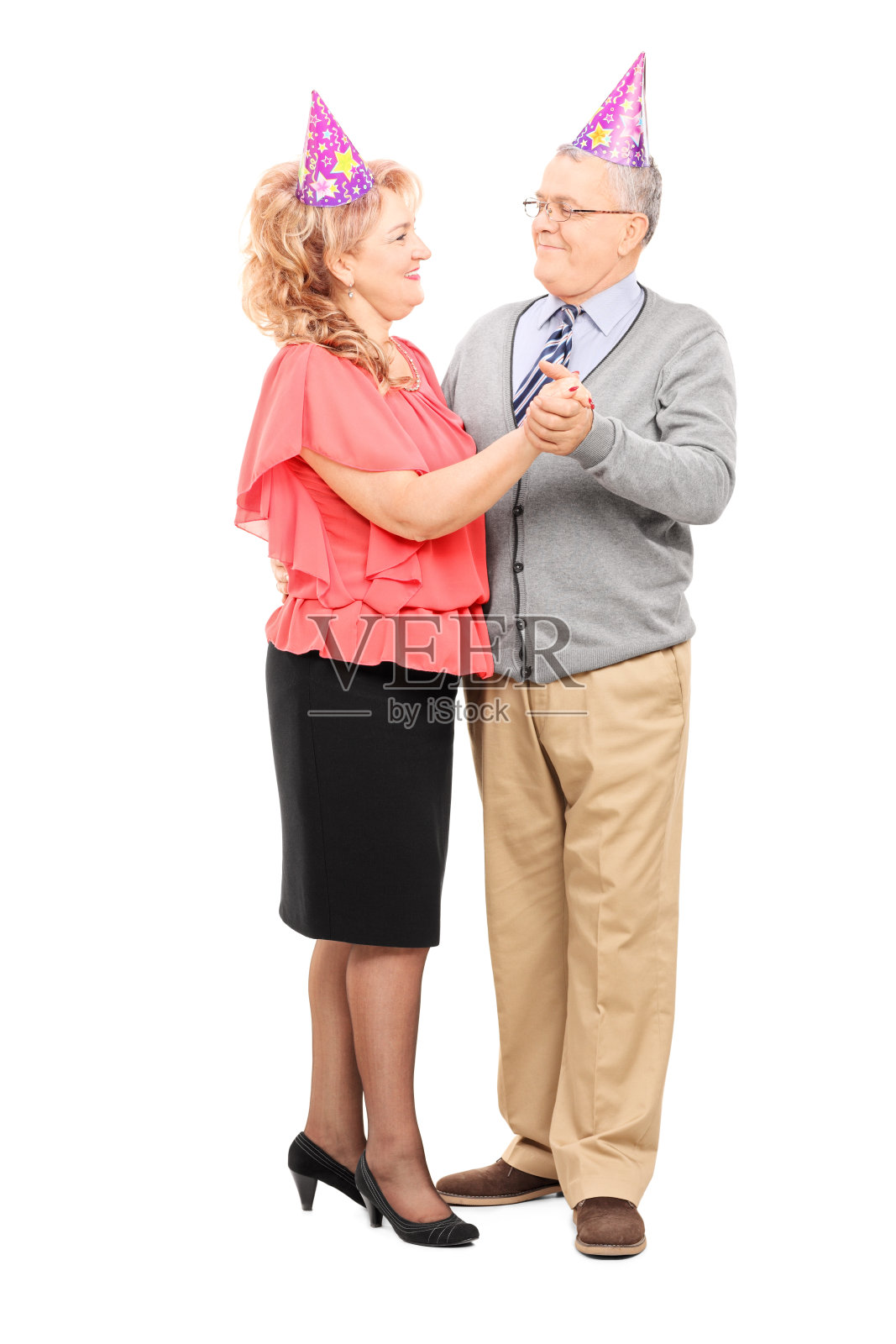 戴着派对帽跳舞的成熟夫妇照片摄影图片
