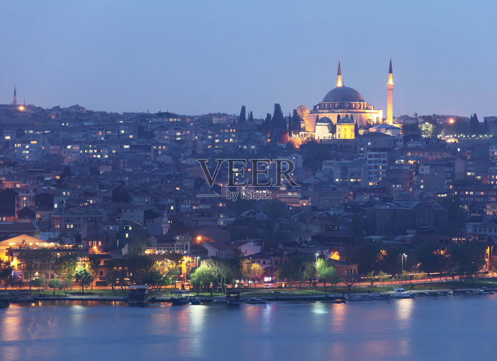 金角镇的夜景。照片摄影图片