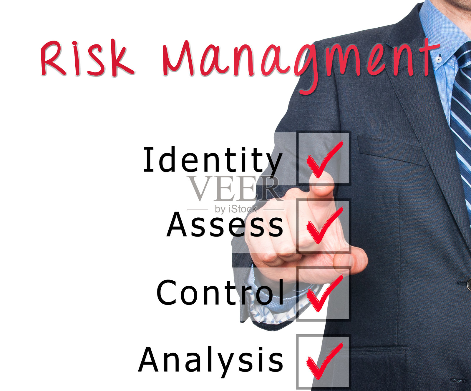 商人手检查检查框风险管理身份评估控制分析笔在透明玻璃上照片摄影图片