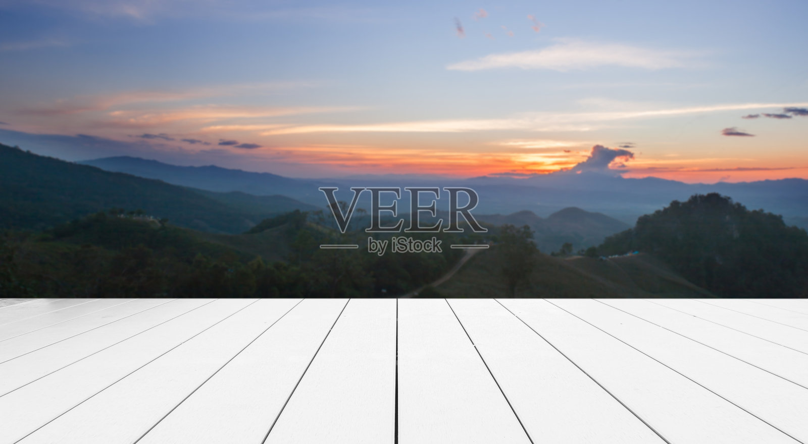 木地板映衬着美丽的夕阳照片摄影图片