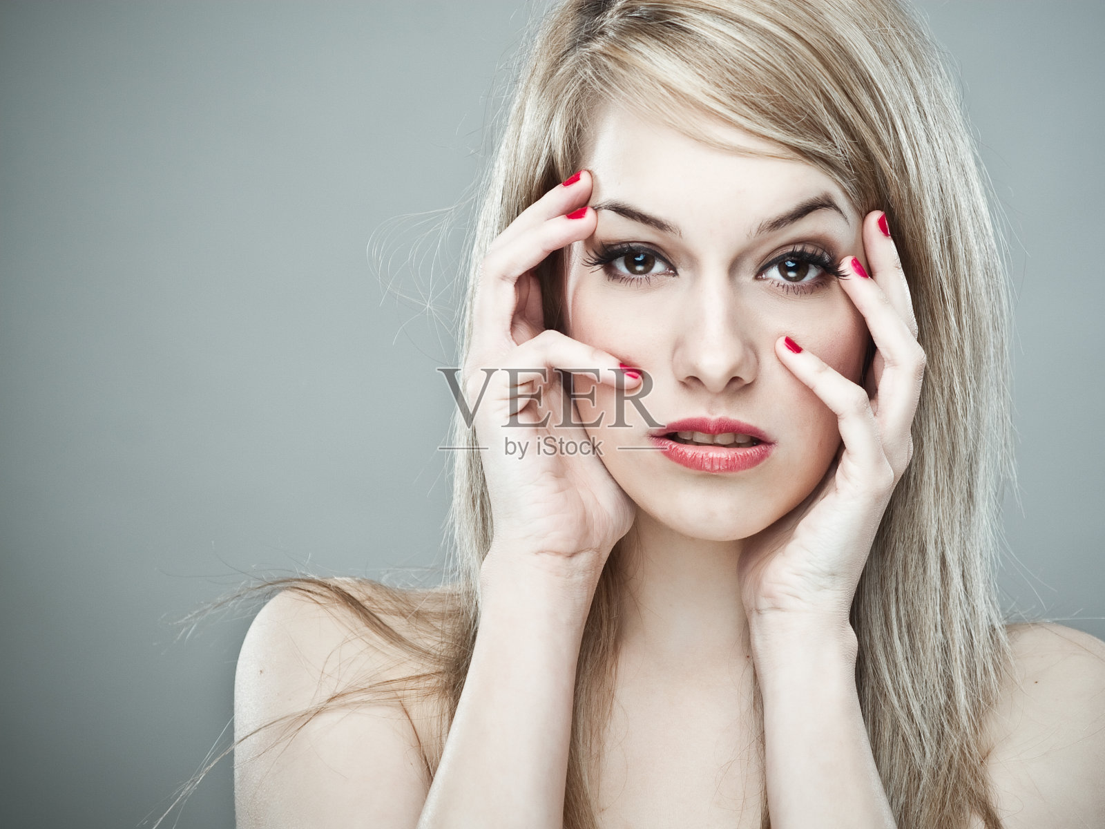 一个金发少女的面部表情照片摄影图片