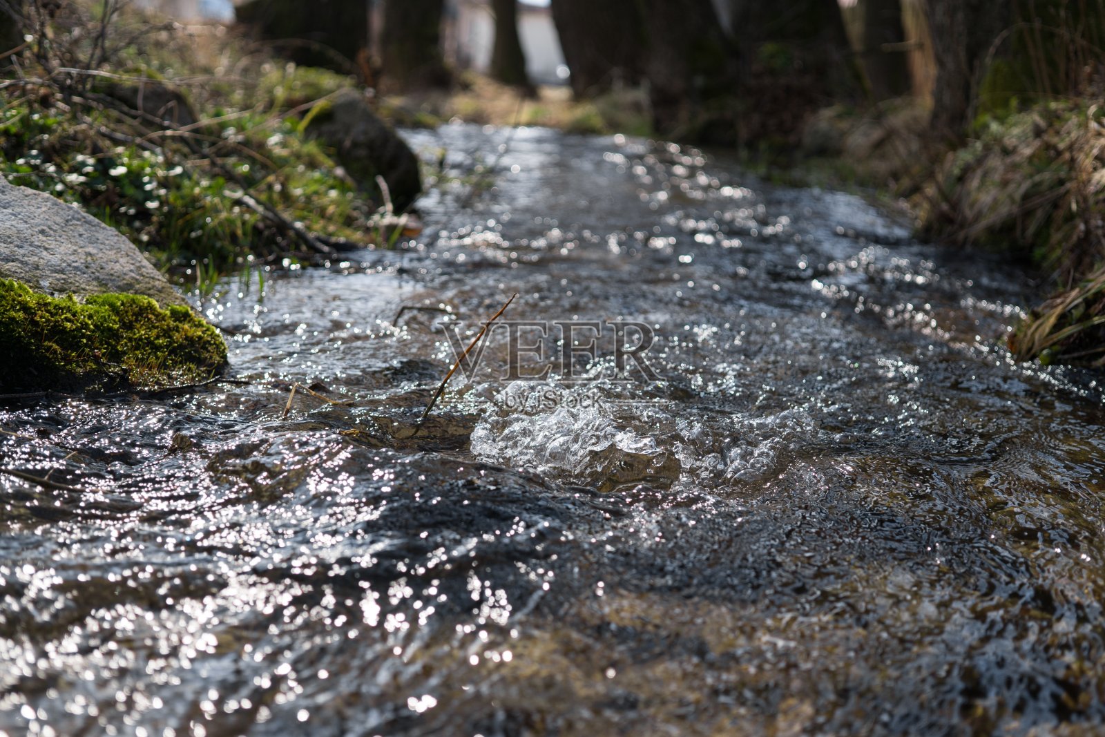 泉水在大自然中流淌。照片摄影图片