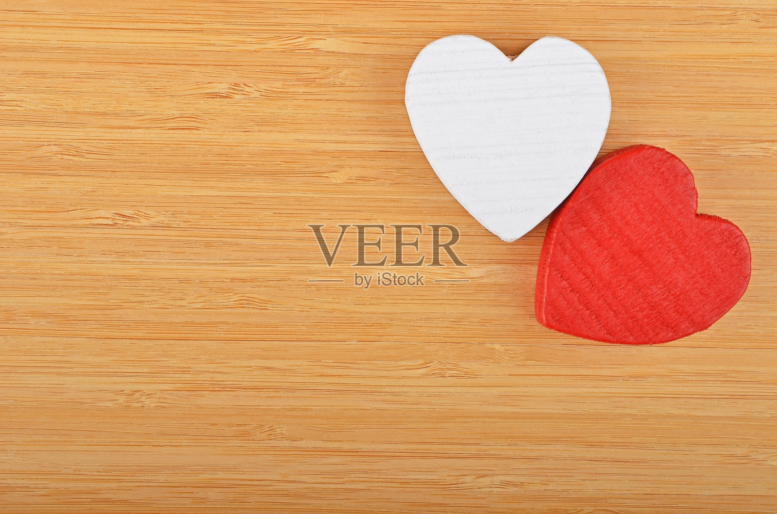 木制背景上的心照片摄影图片