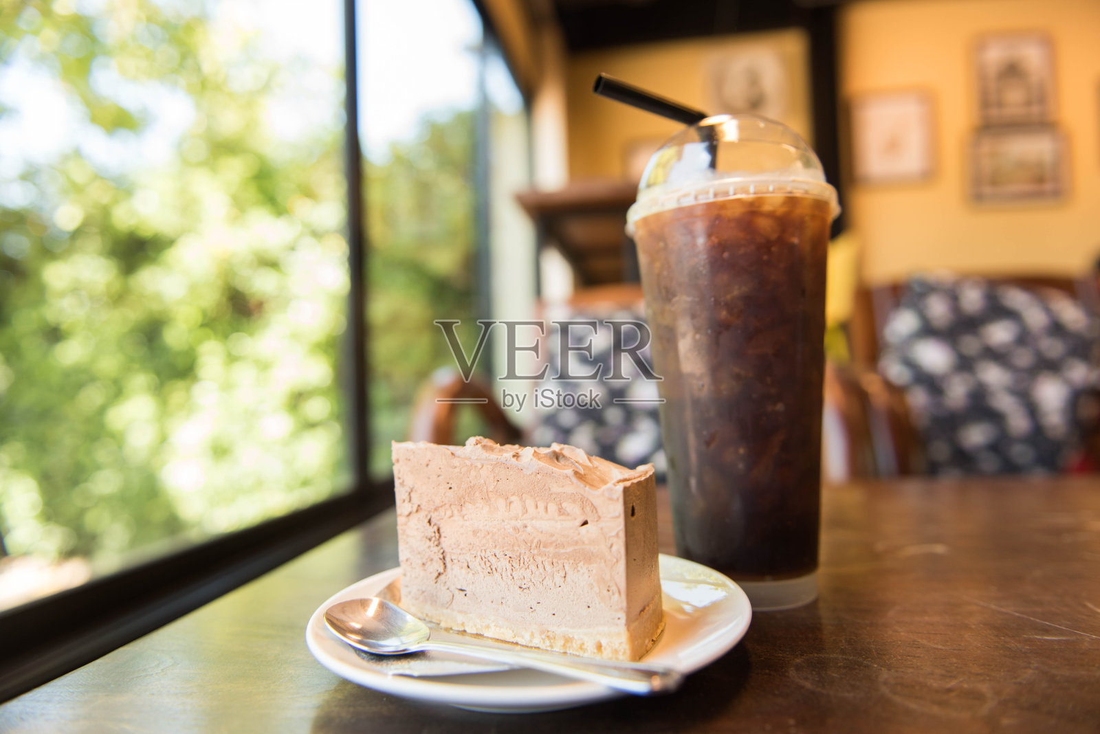 木桌上有冰咖啡和巧克力慕斯，美式咖啡，美式咖啡，黑咖啡，照片摄影图片