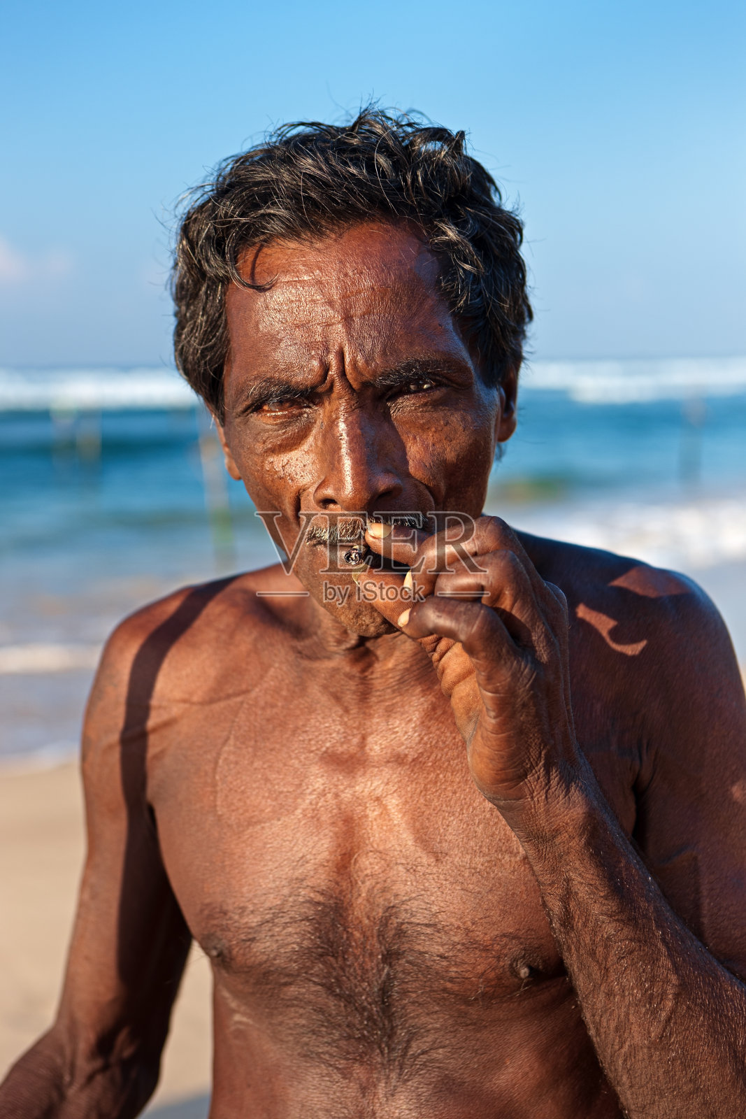 吸烟的高跷渔民，斯里兰卡，亚洲照片摄影图片