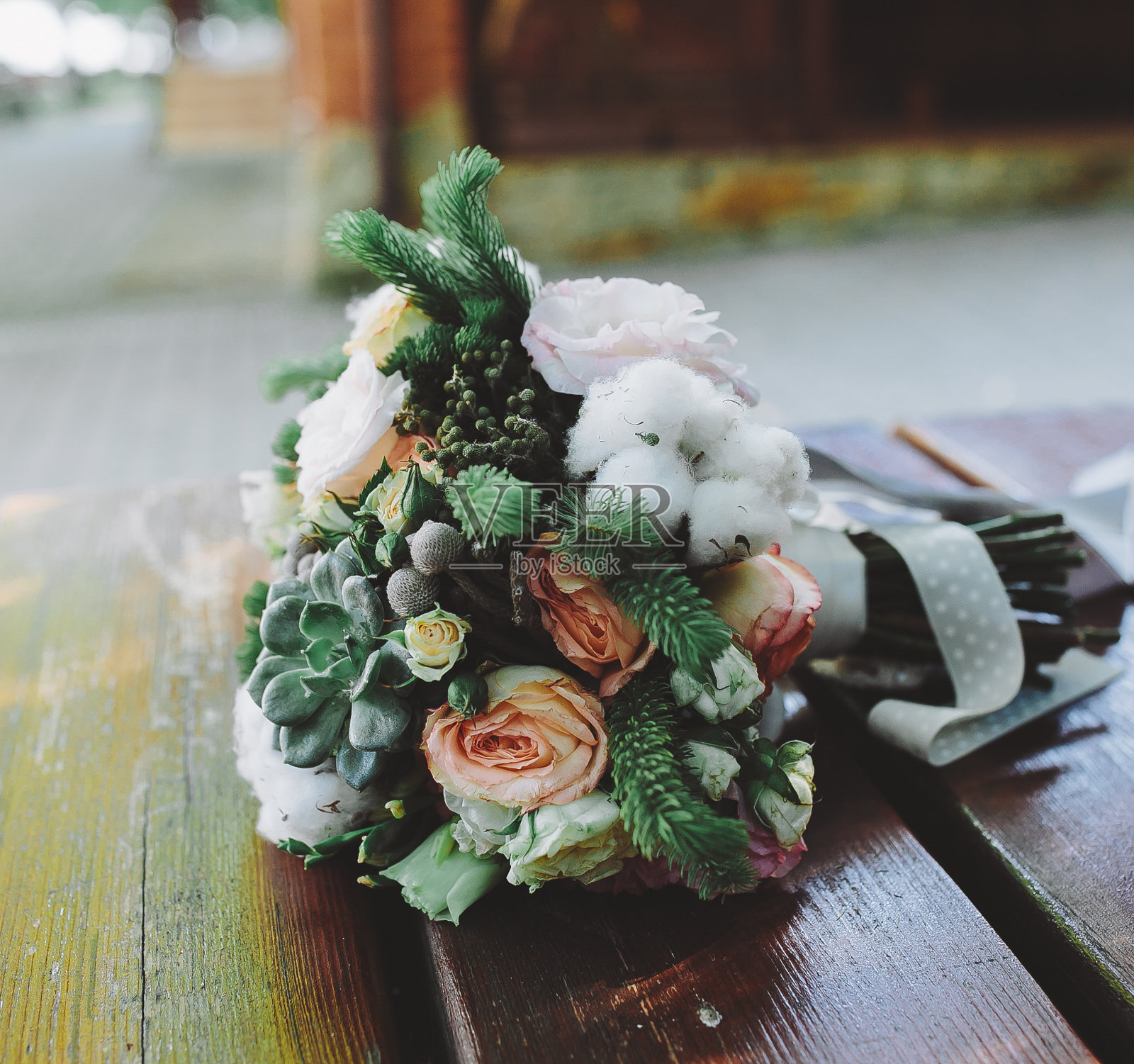 长凳上的婚礼花束照片摄影图片