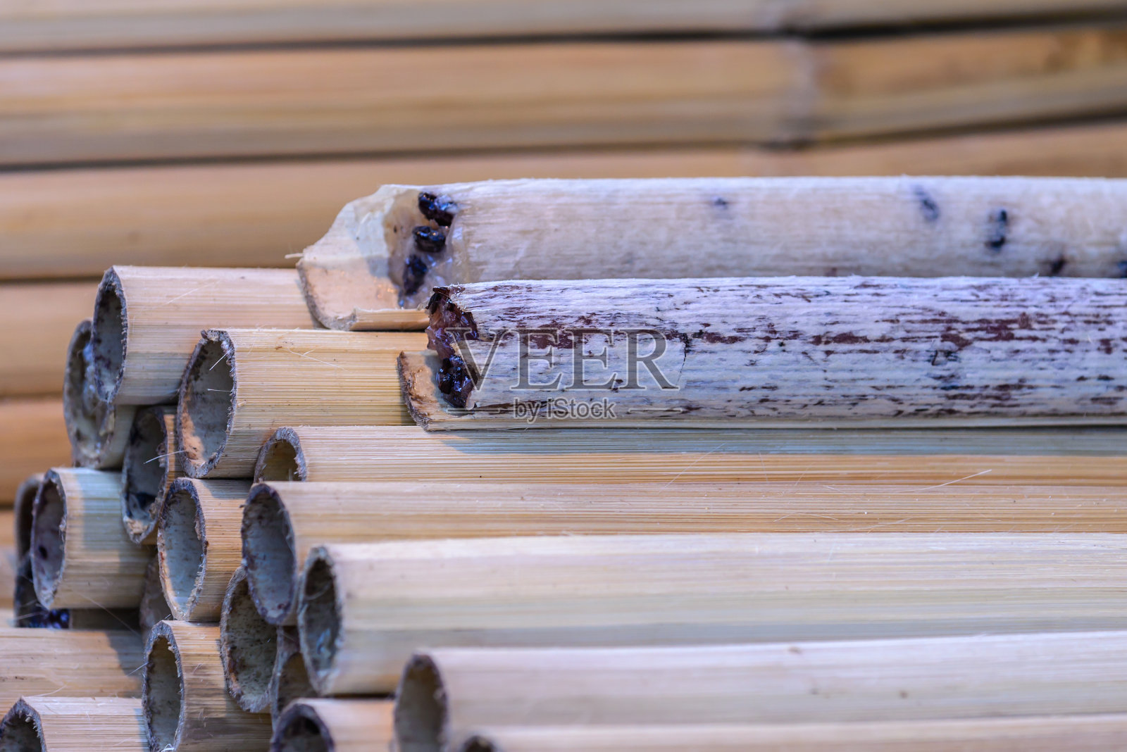 泰国的一种甜点，用竹片烤糯米，用椰奶泡过的糯米，用竹片烤。照片摄影图片