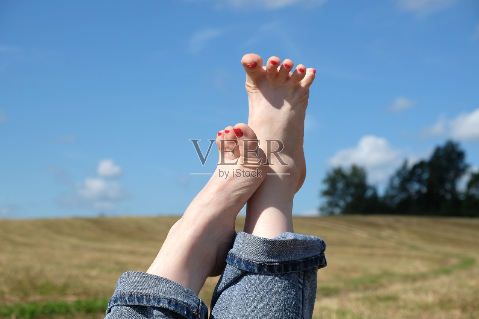 女性赤足与红色指甲对抗夏季景观特写照片摄影图片