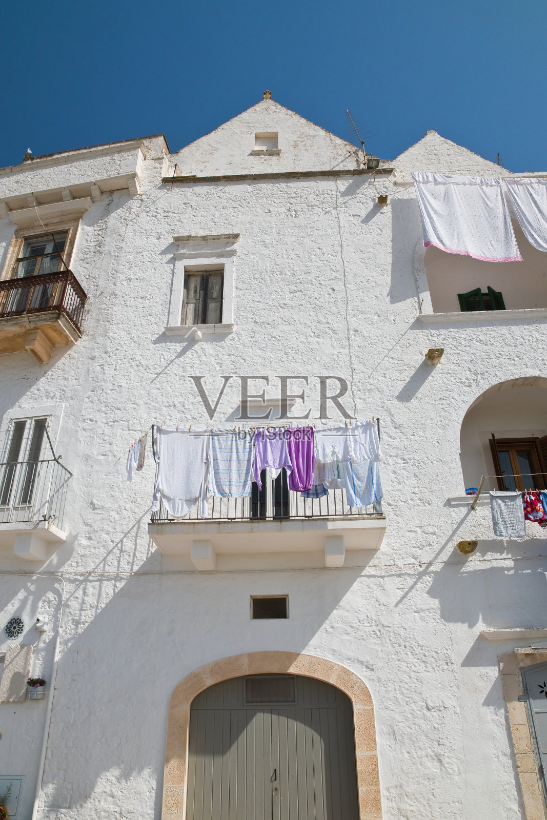 小巷。Locorotondo。普利亚区。意大利。照片摄影图片