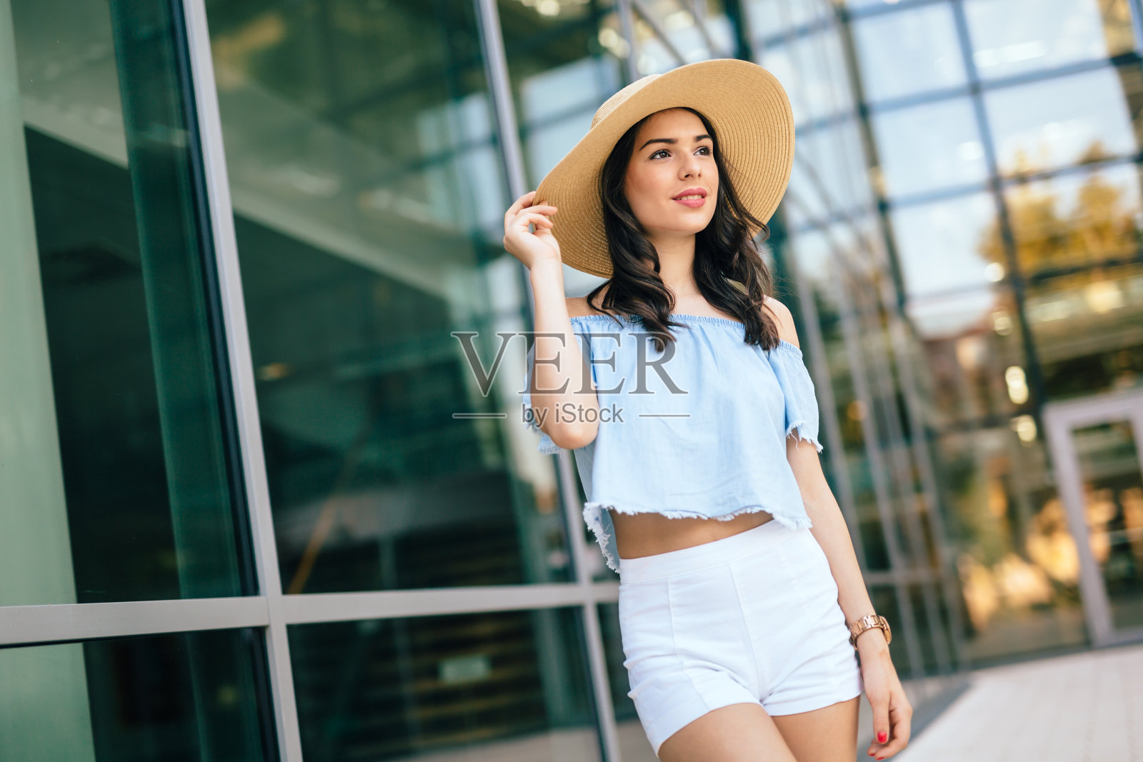 在户外戴着帽子的漂亮女人照片摄影图片