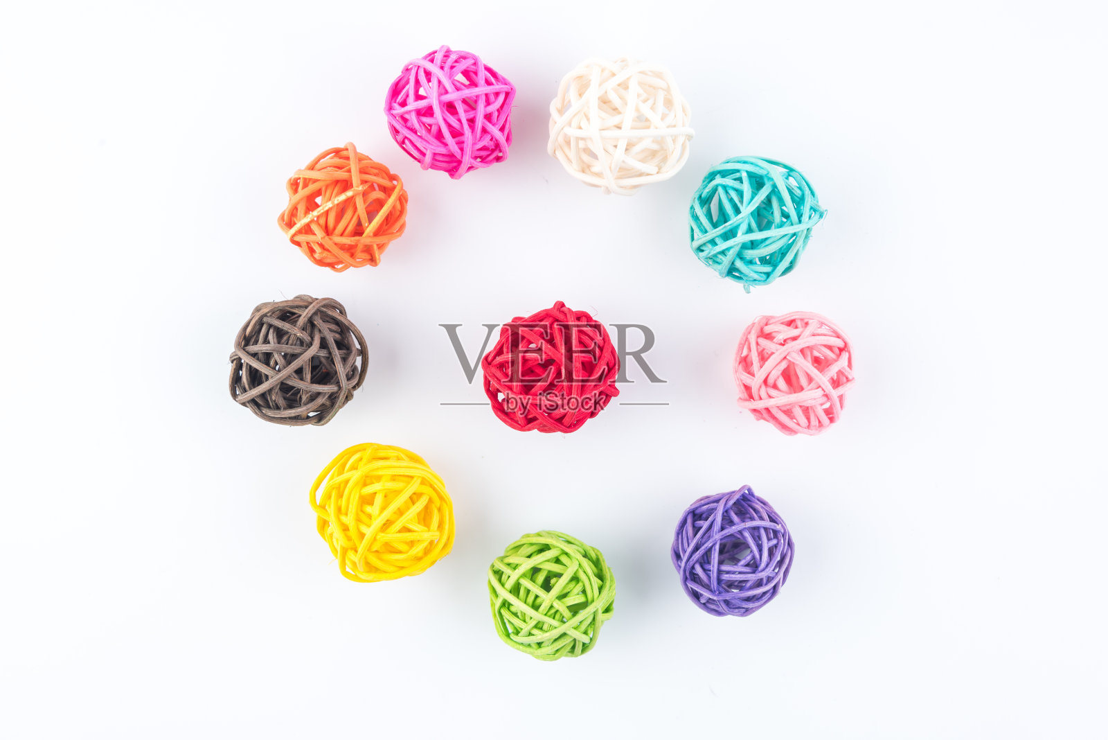 白色背景上的彩色麻线球照片摄影图片