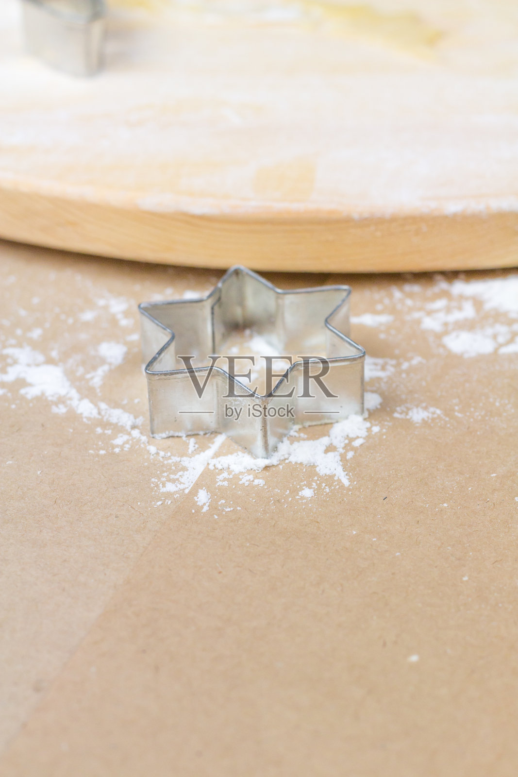 姜饼圣诞饼干的饼干切割机照片摄影图片