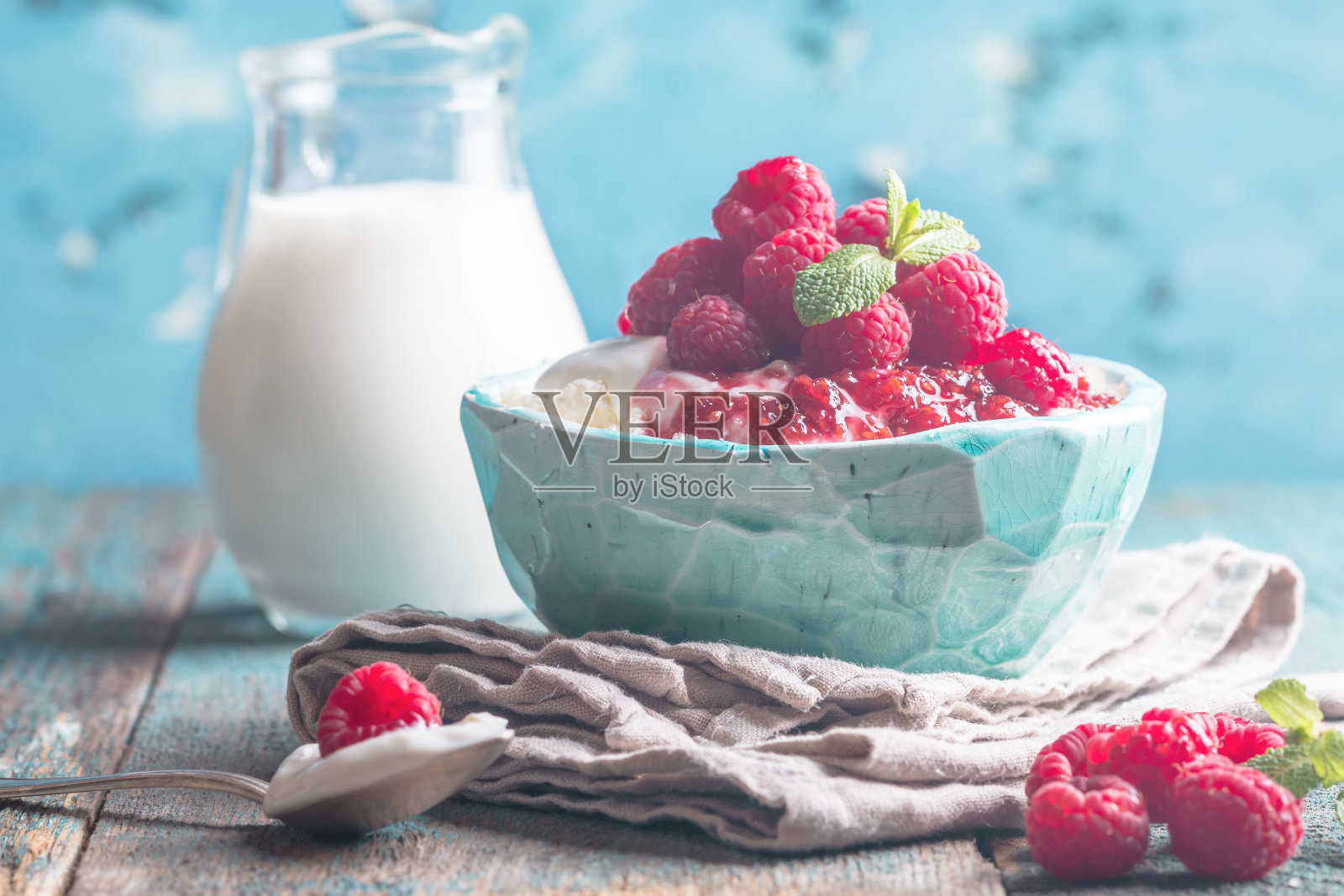 新鲜的自制干酪配覆盆子照片摄影图片