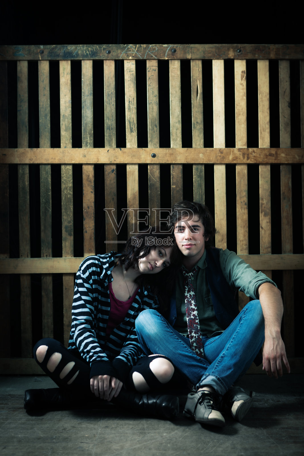 木门前的城市青年夫妇肖像照片摄影图片