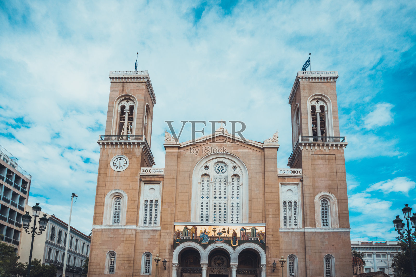 希腊教堂上挂有旗帜的一对钟楼照片摄影图片