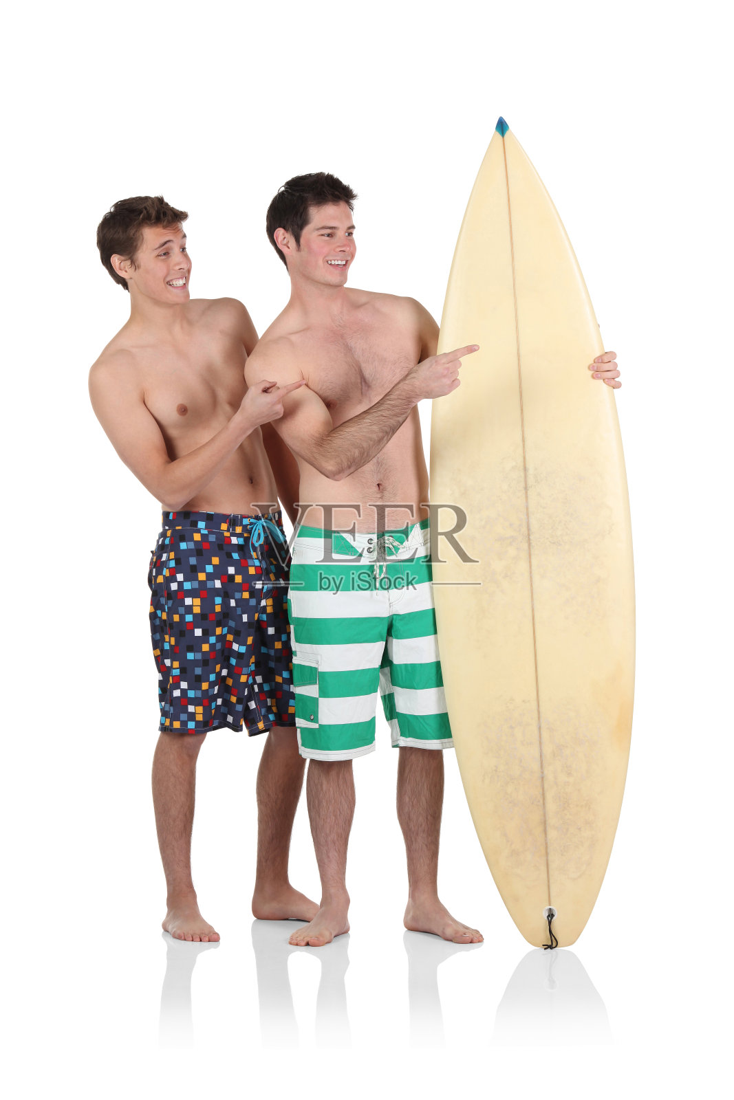 两个朋友站在一块冲浪板上照片摄影图片