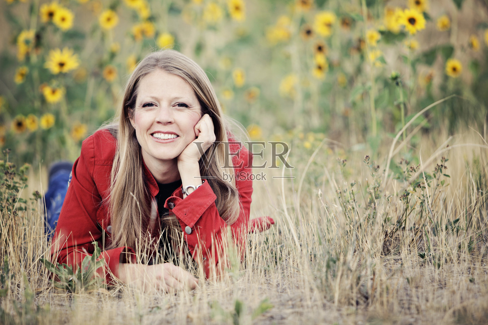快乐的年轻女人户外与黄色雏菊特写照片摄影图片