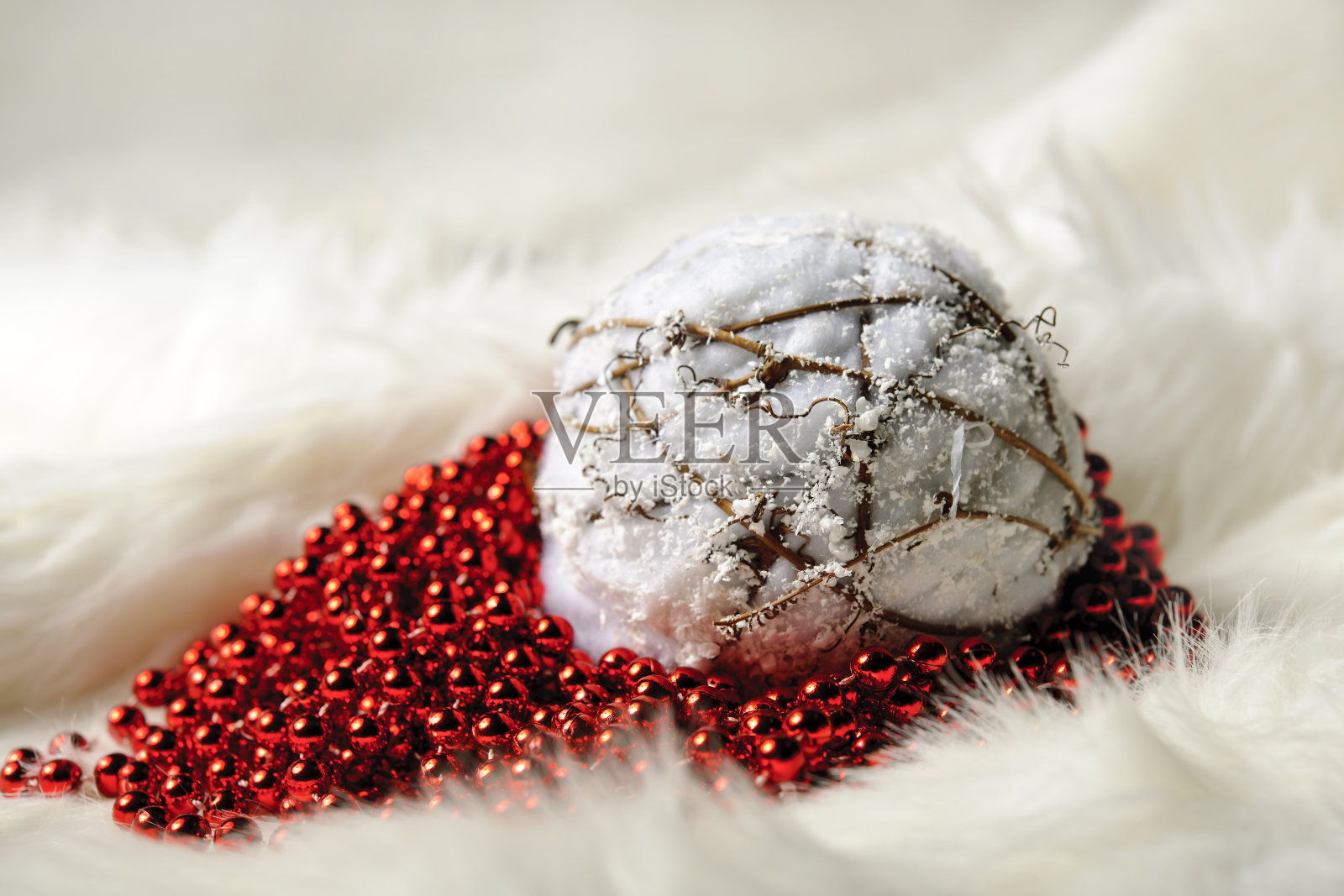 圣诞球和红珠子照片摄影图片