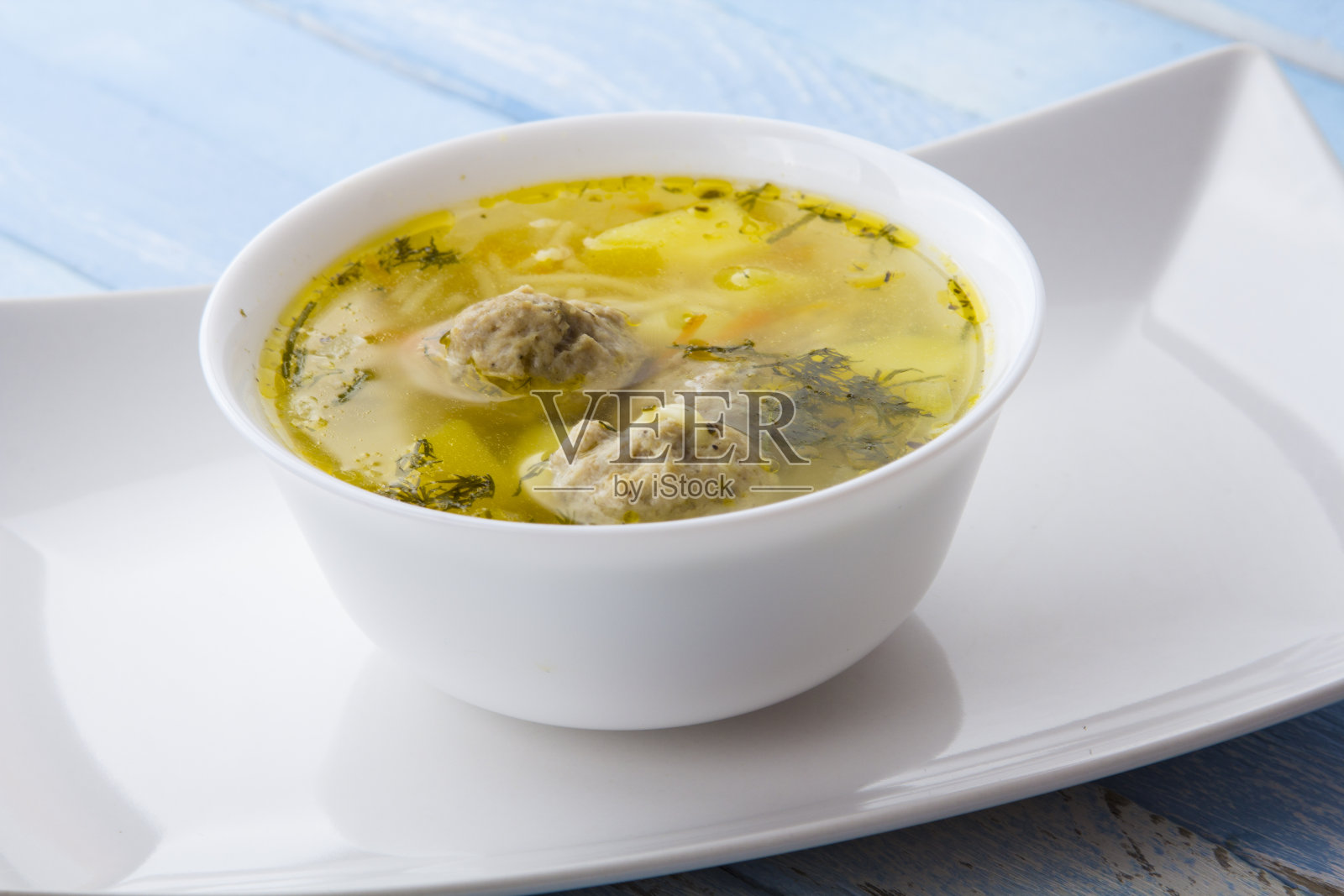 汤食物白色盘子蓝色木制背景照片摄影图片